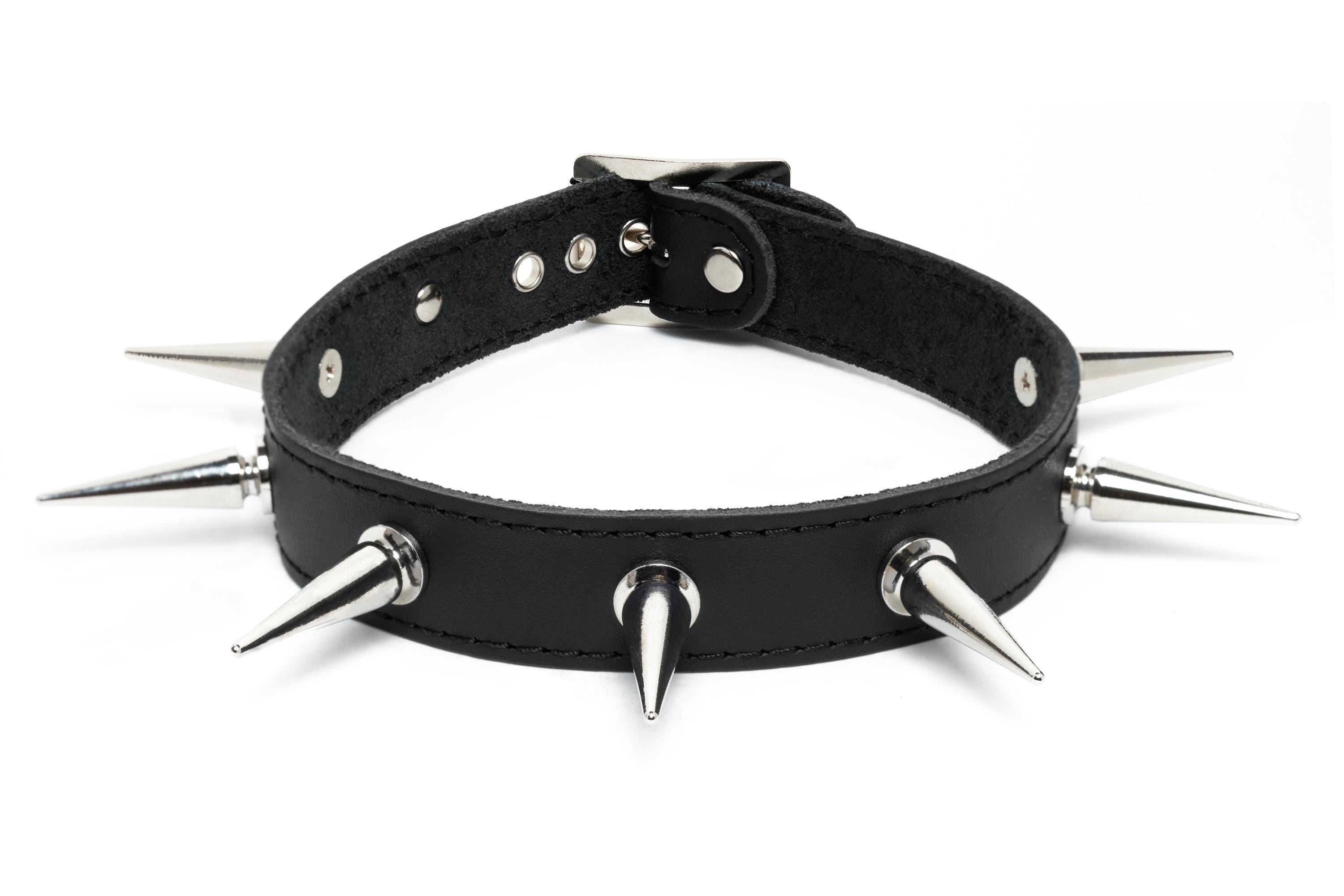 Collier de cuir clouté