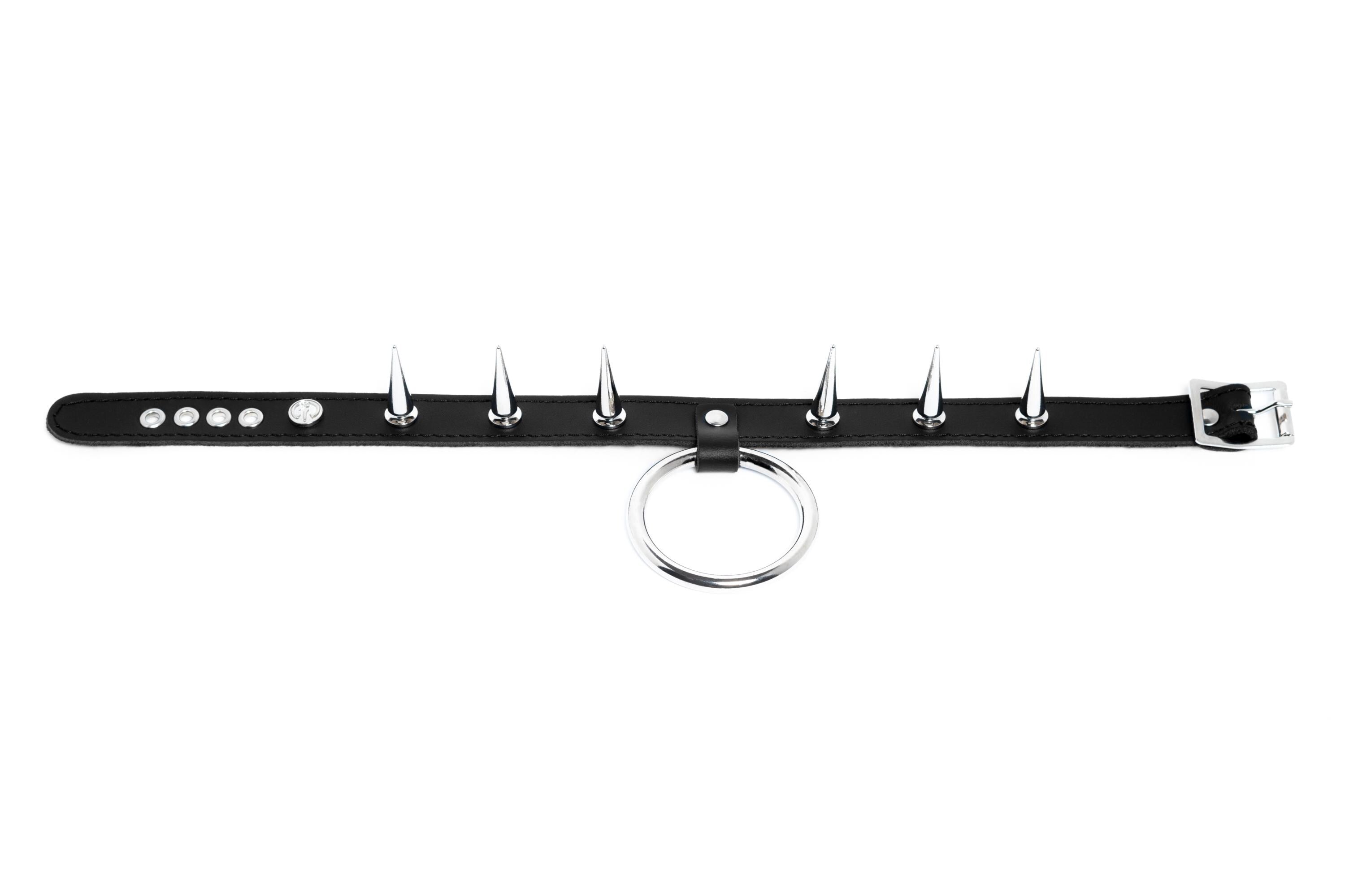 Collier de cuir clouté avec un gros anneau.