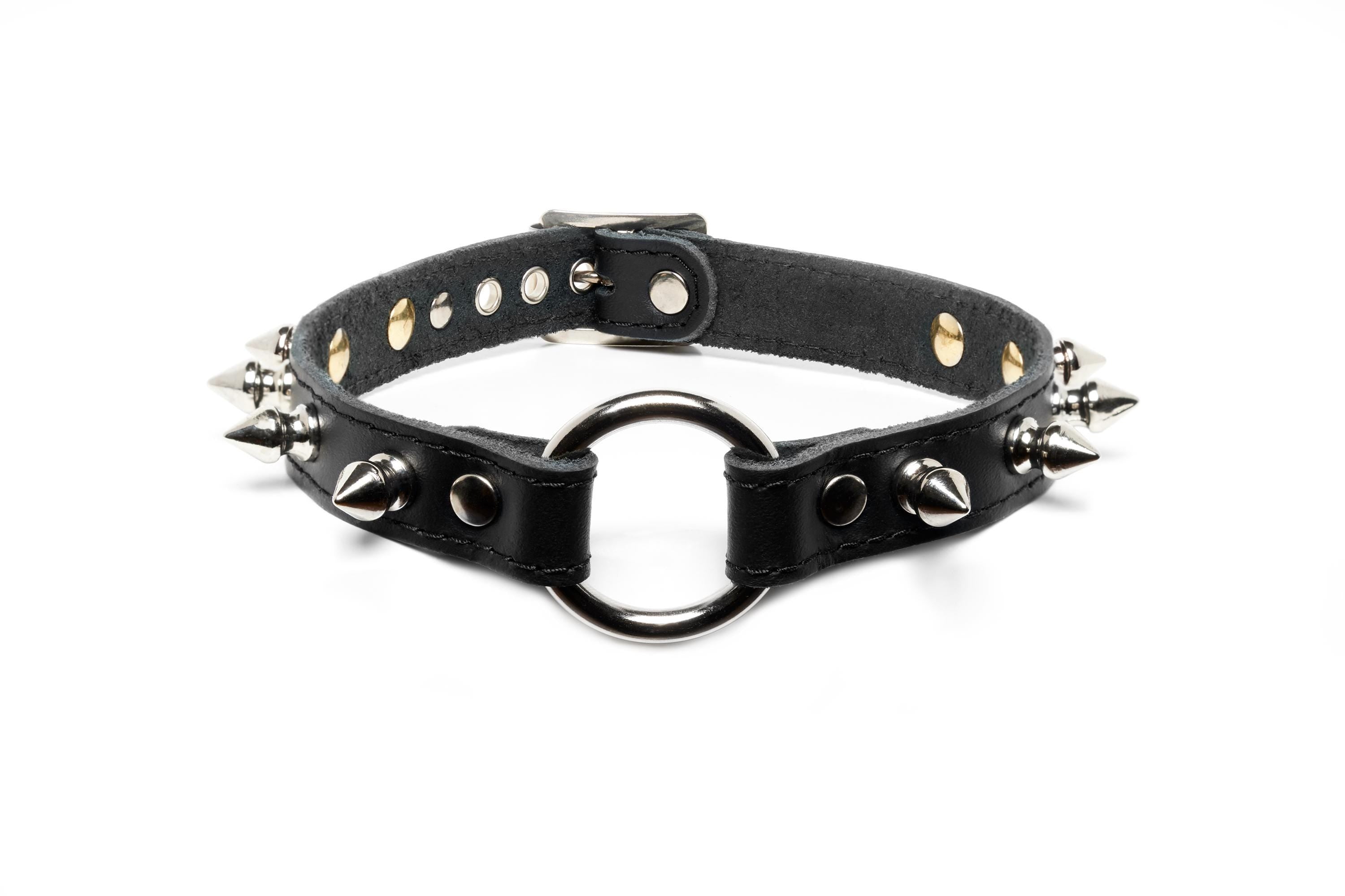 Collier de cuir clouté avec un anneau.