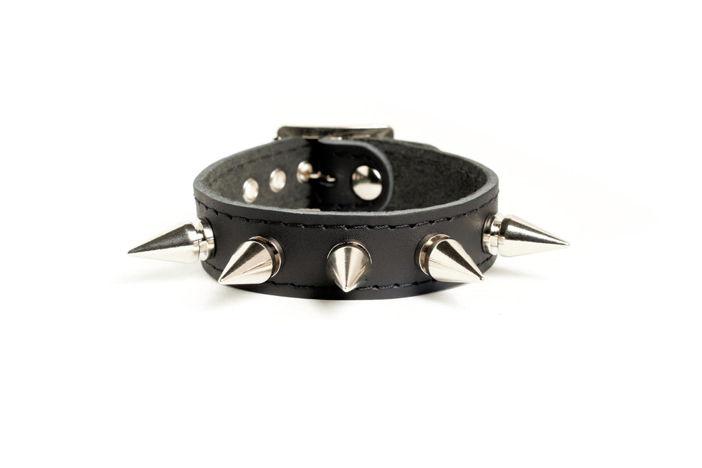 Bracelet de cuir noir clouté.