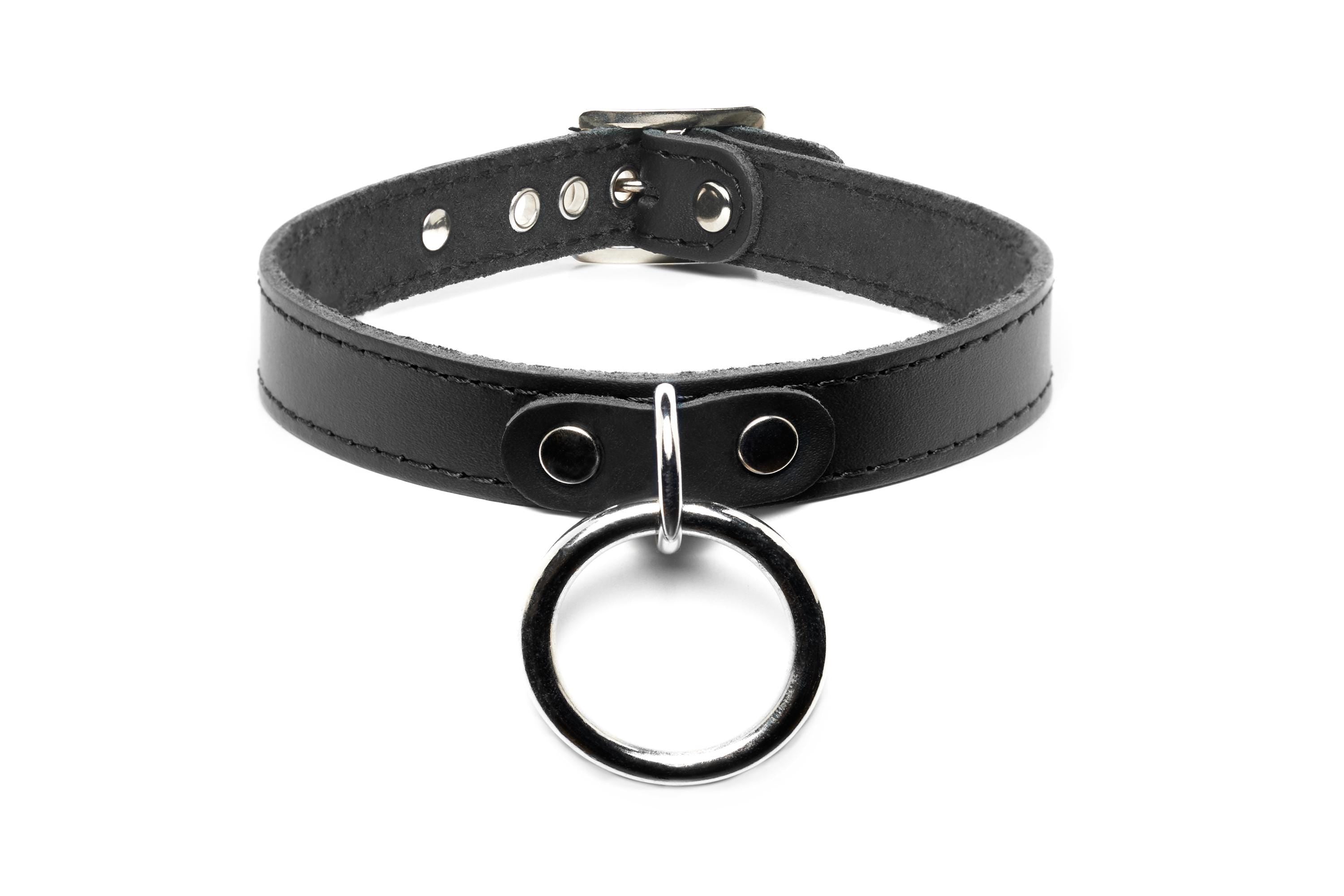 Collier en cuir avec anneau.