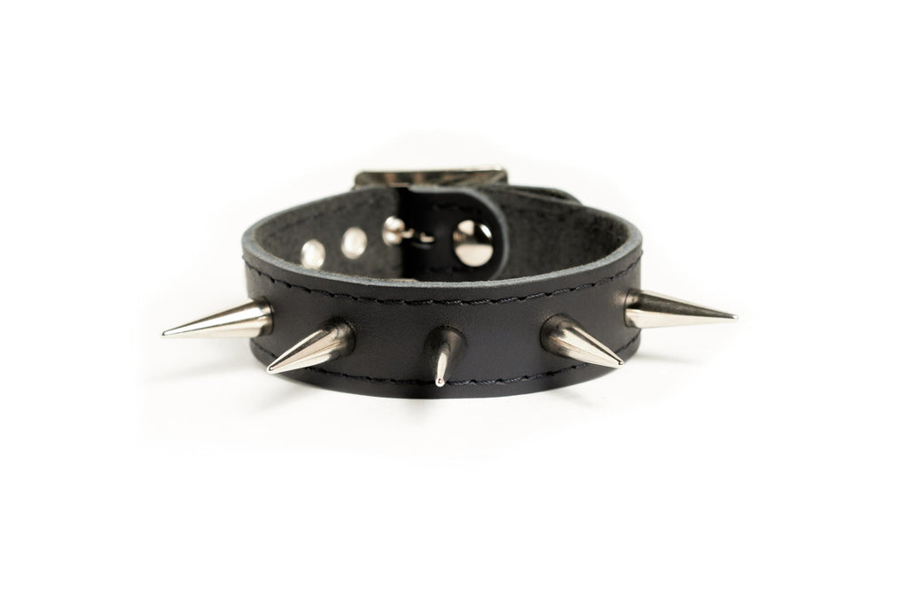 Bracelet de cuir noir clouté.