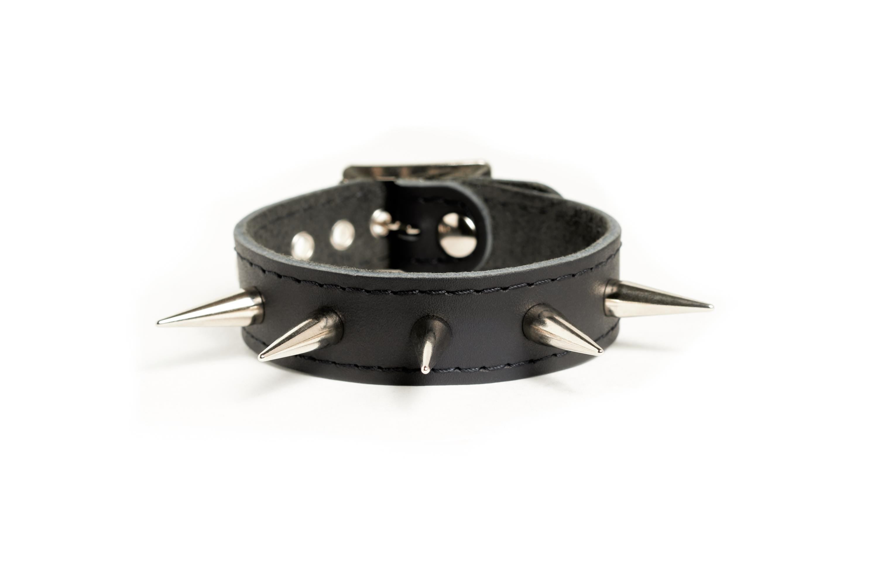 Bracelet de cuir noir clouté.