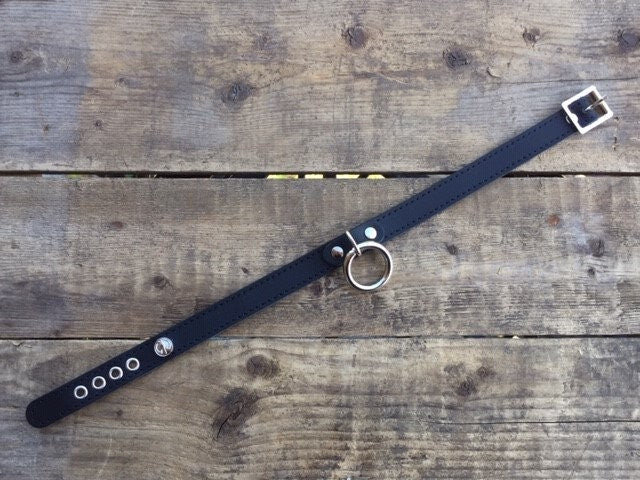 Collier en cuir avec anneau.