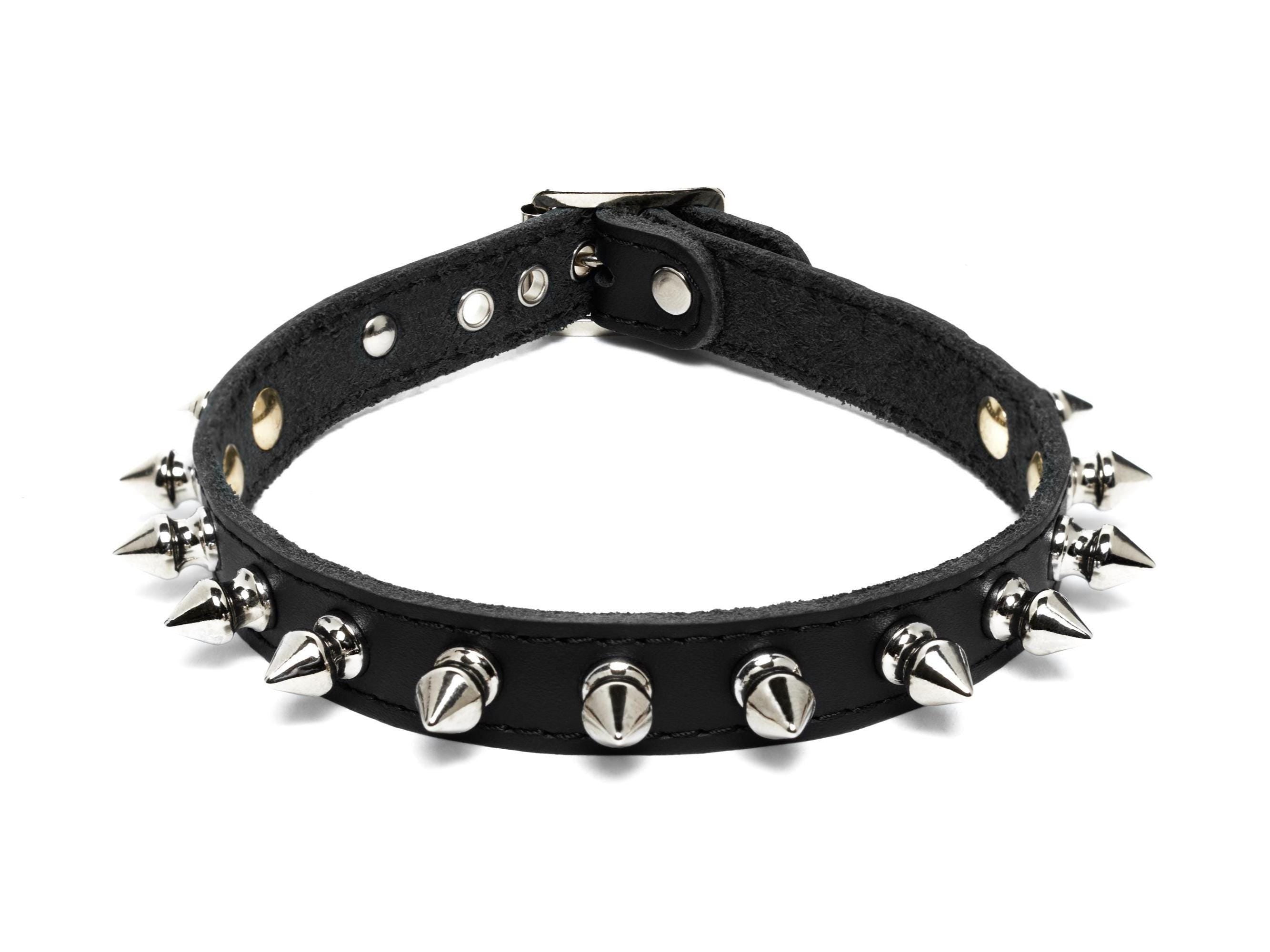 Collier de cuir clouté.