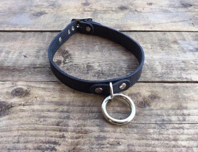 Collier en cuir avec anneau.