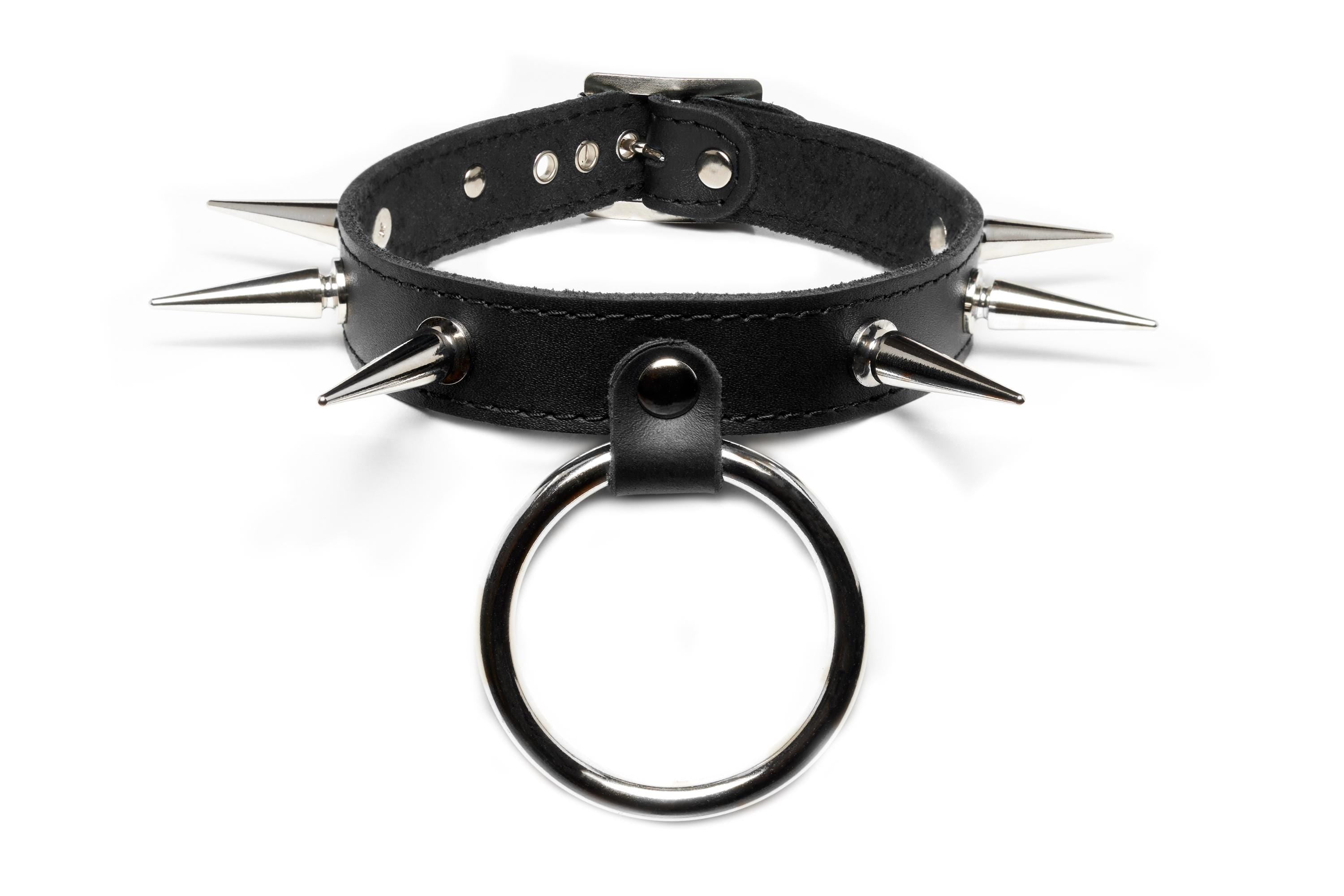 Collier de cuir clouté avec un gros anneau.