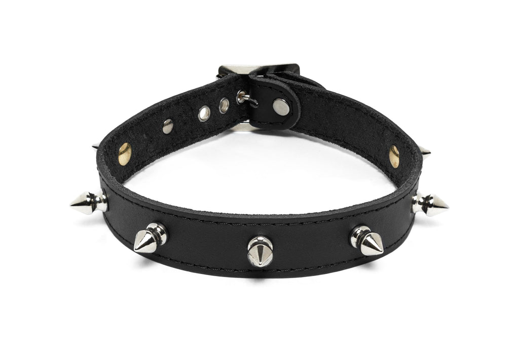 Petit collier en cuir clouté