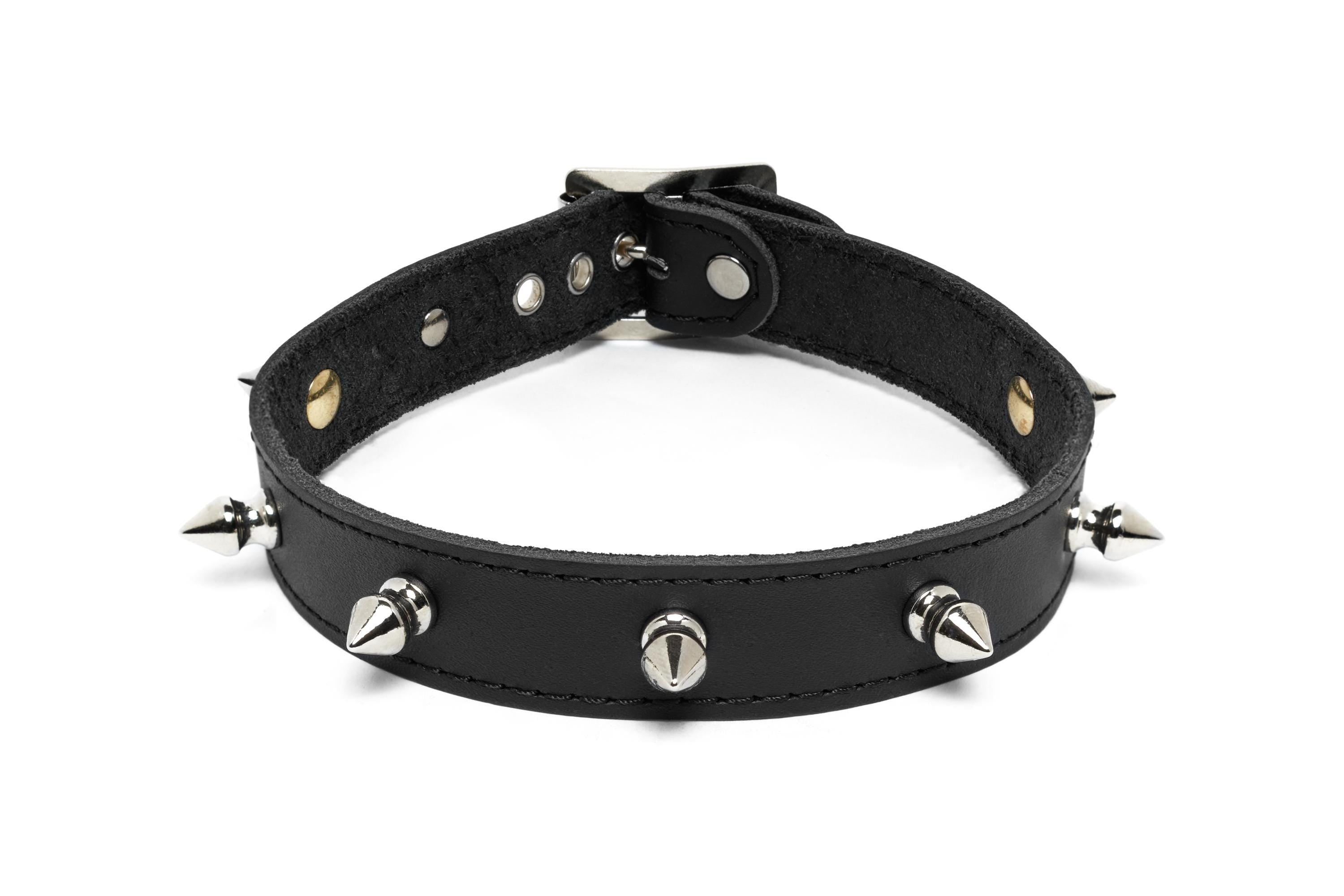 Collier de cuir clouté.