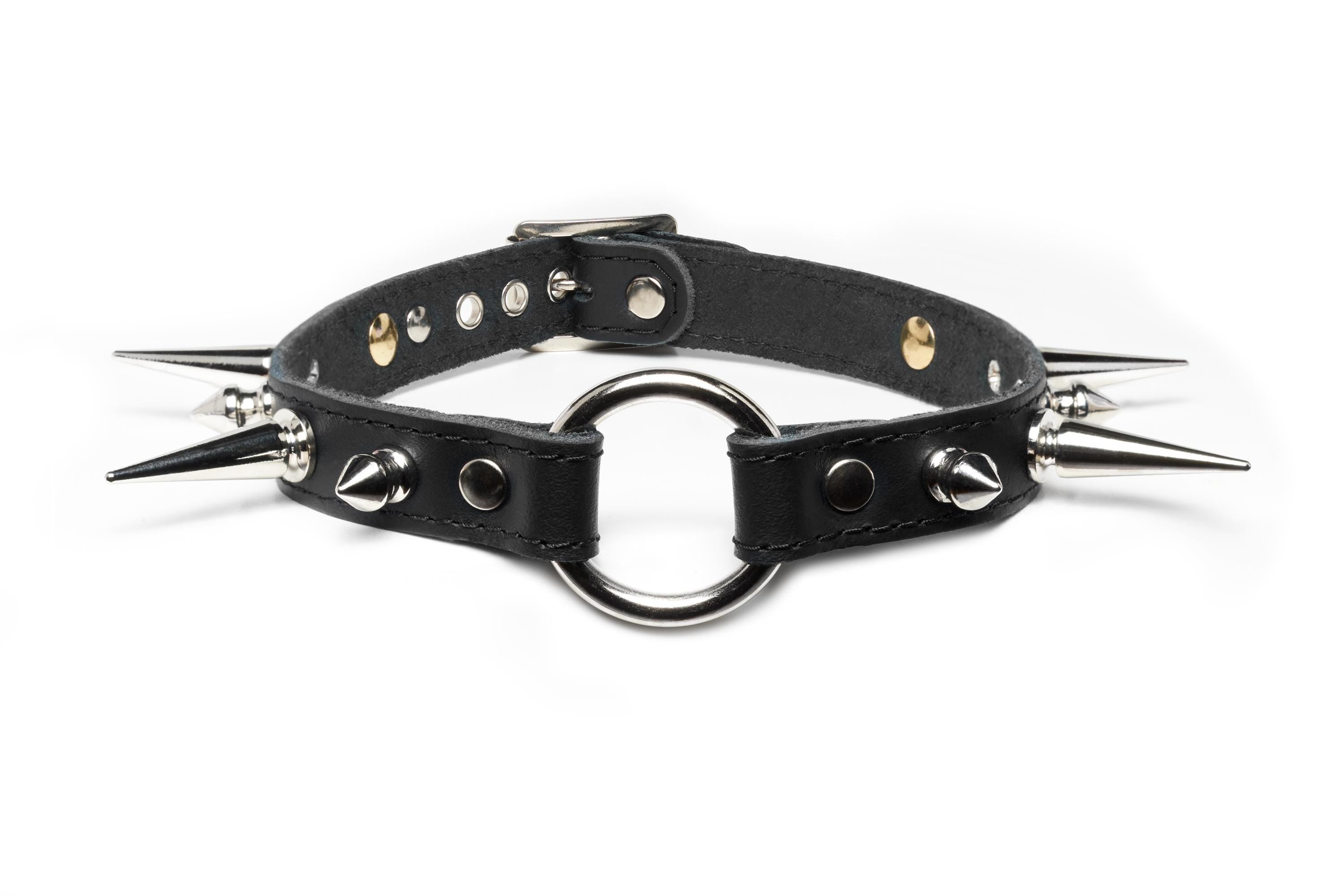 Collier de cuir clouté avec un anneau.