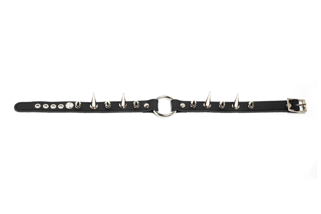 Collier en cuir avec anneau en O - Petites et longues pointes
