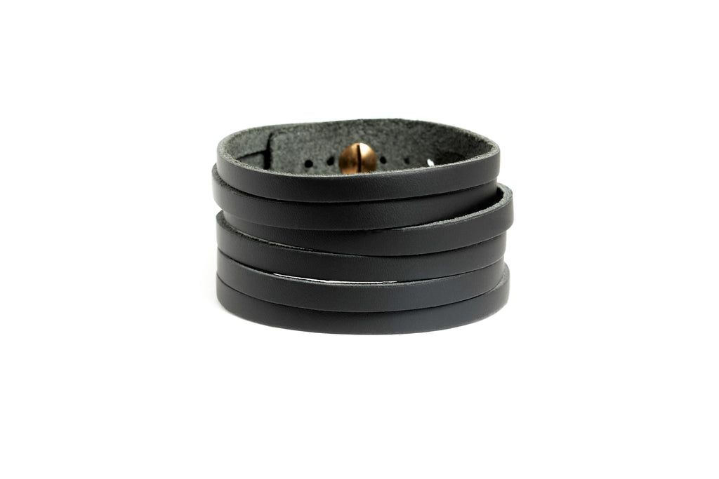 Bracelet de cuir à lanières.