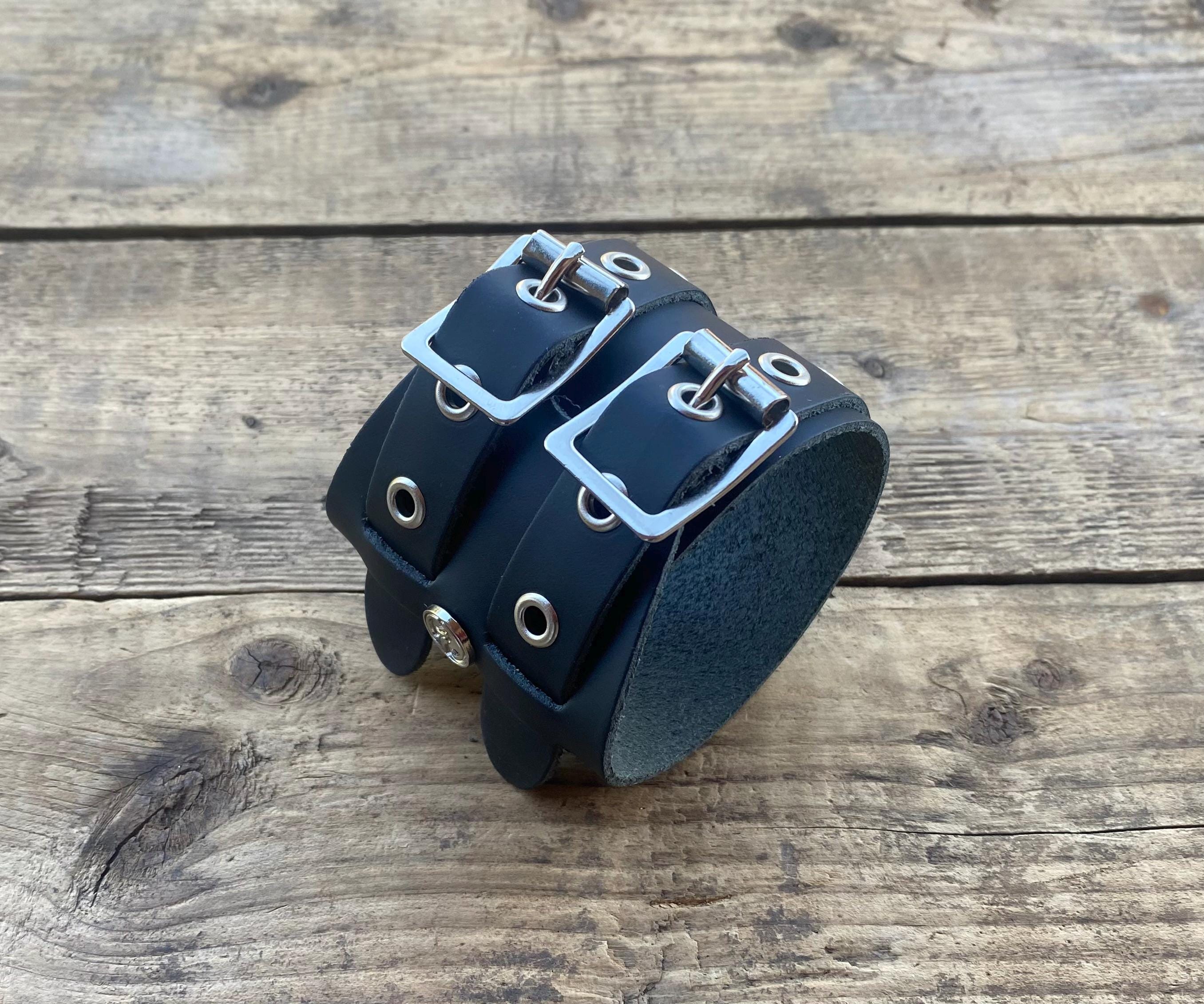 Bracelet wraparound en cuir.