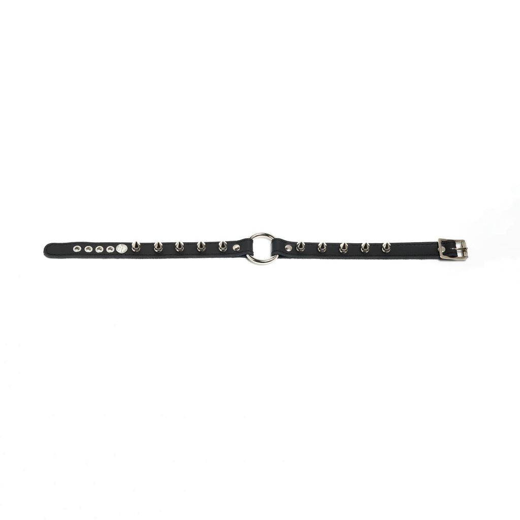 Addicted Excessories O-ring leather collar with small spikes, detail view, punk gothic boutique, gothic jewelry, handcrafted in Montreal Quebec Canada
