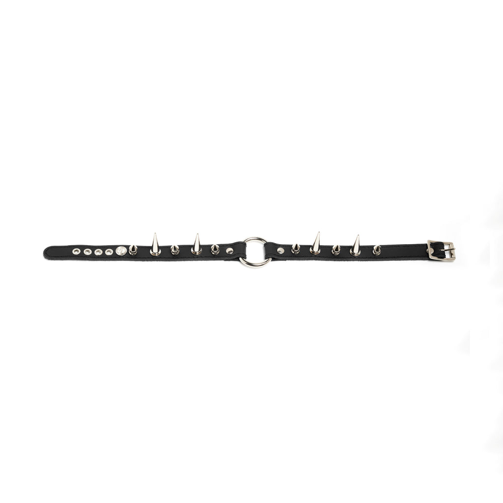 Addicted Excessories O-ring leather collar with small and long spikes, detail view, punk gothic boutique, gothic jewelry, handcrafted in Montreal Quebec Canada
