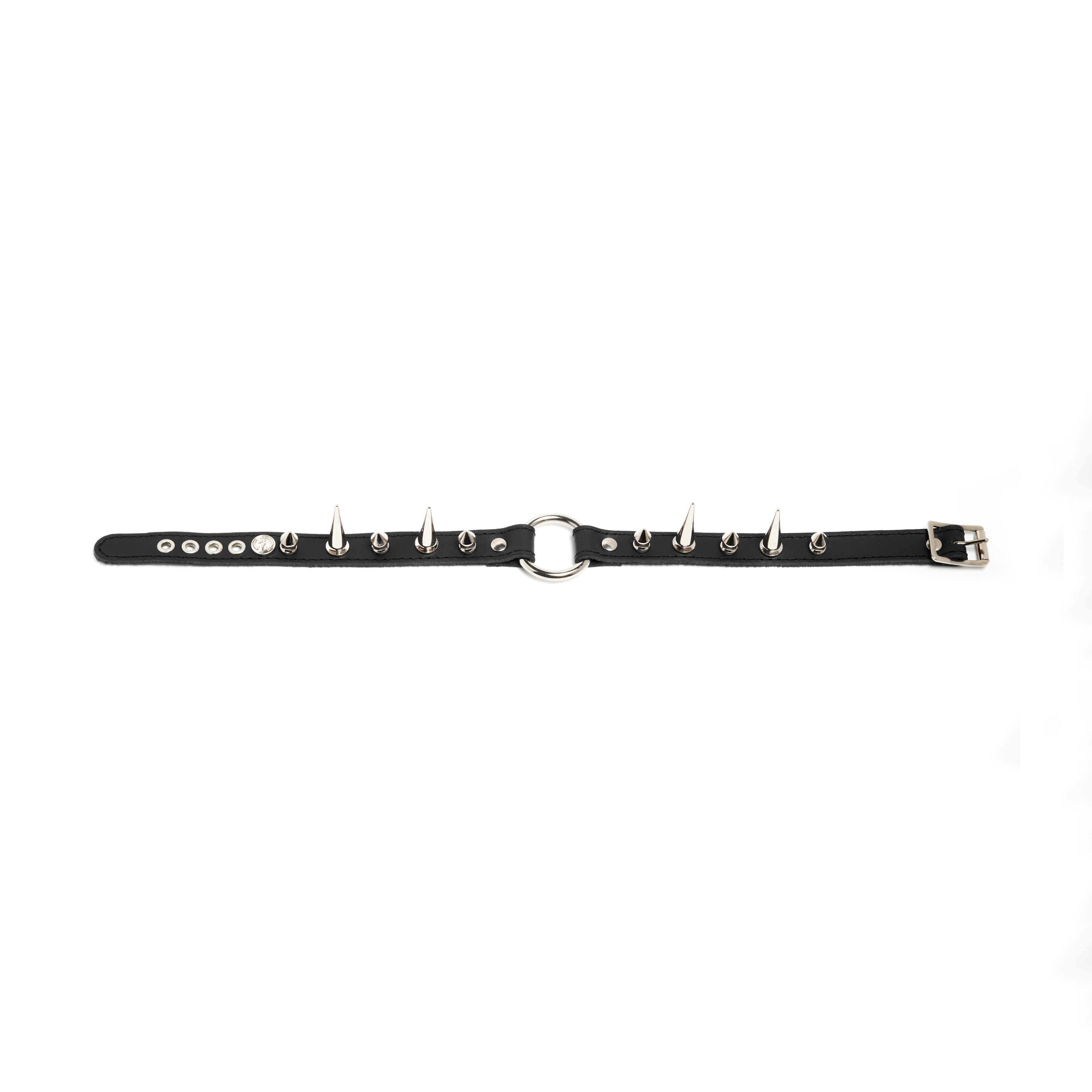 Addicted Excessories O-ring leather collar with small and long spikes, detail view, punk gothic boutique, gothic jewelry, handcrafted in Montreal Quebec Canada
