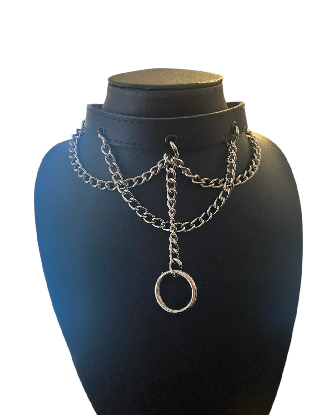 Collier en cuir avec chaînes et anneau