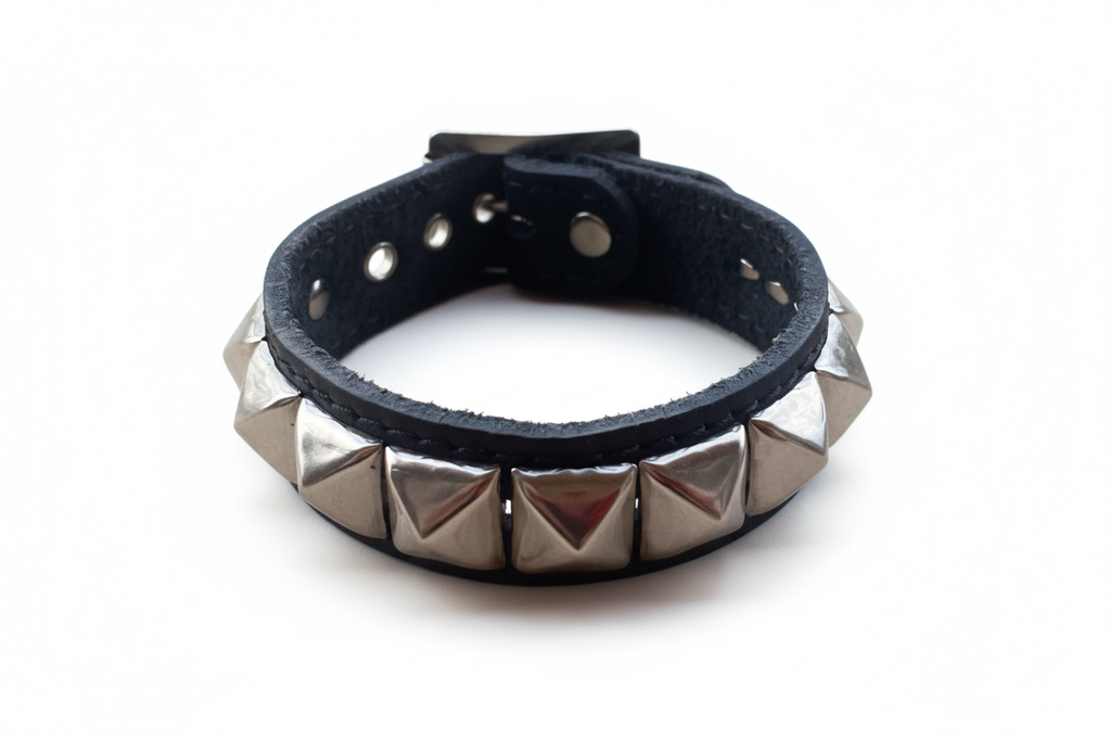 Bracelet studs pyramides fond blanc 1