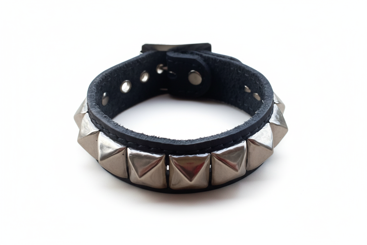 Bracelet studs pyramides fond blanc 1