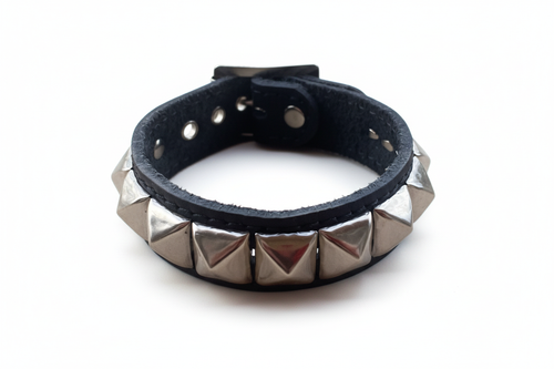 Bracelet studs pyramides fond blanc 1