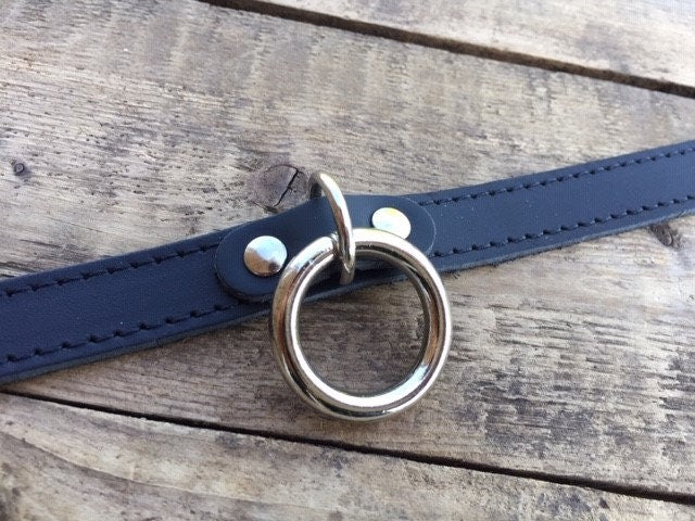 Collier en cuir avec anneau.