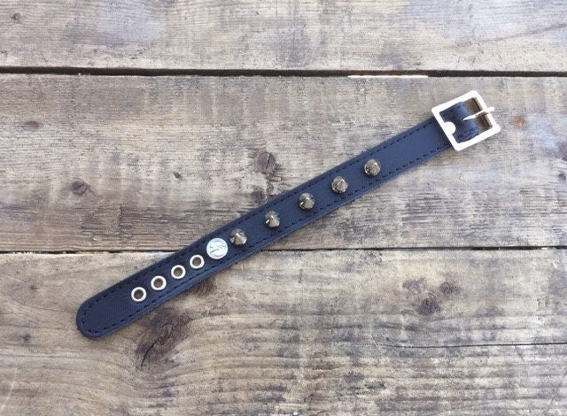 Bracelet de cuir noir clouté.