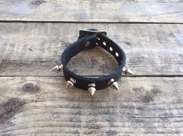 Bracelet de cuir noir clouté.