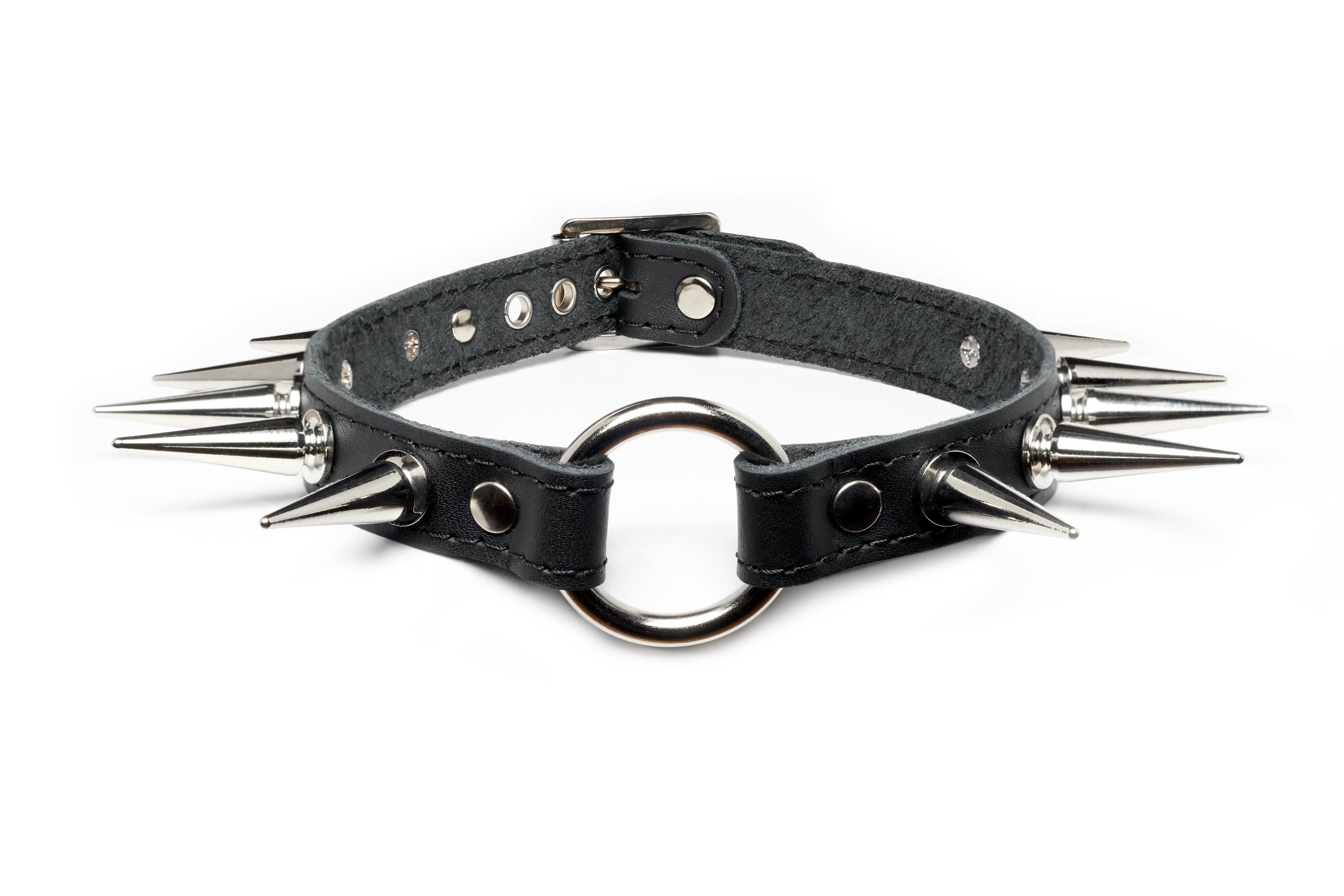 Collier de cuir cloutés avec anneau.