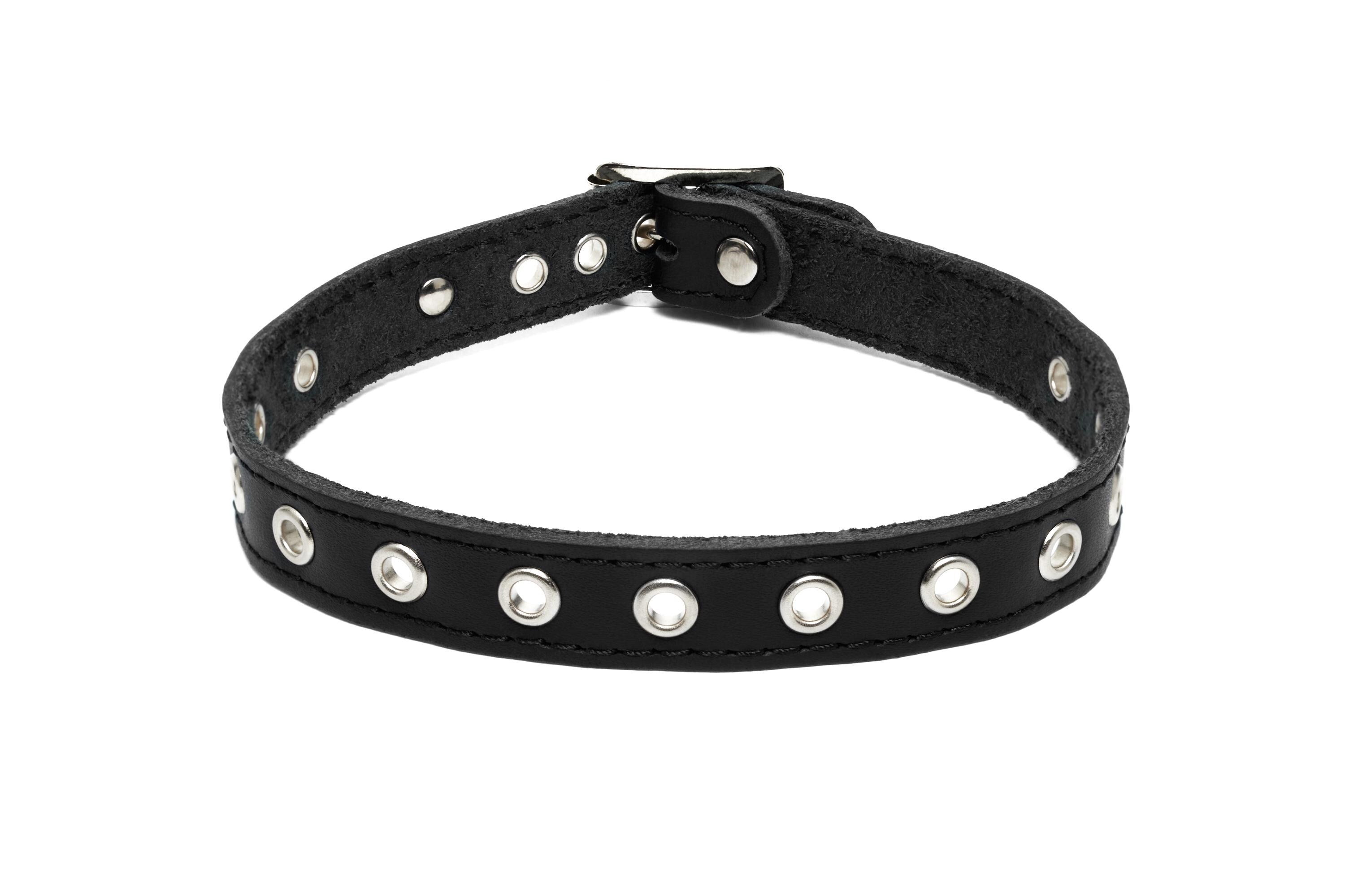 Collier de cuir oeillets argents